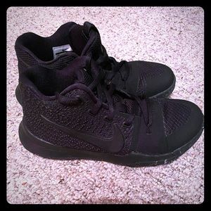 Nike Kyrie 3 Triple Black 2Y Basketball**Jordan
